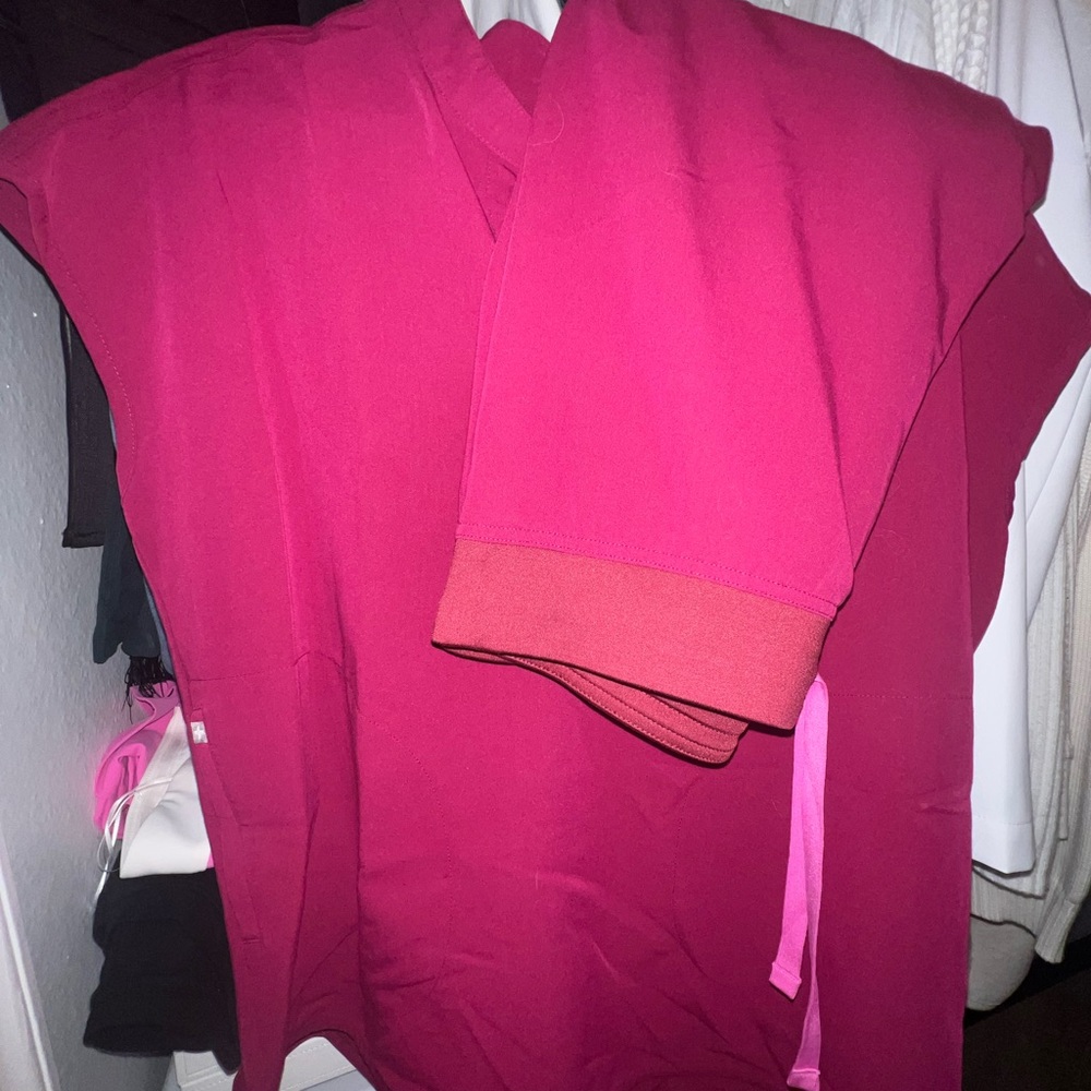 Size small Figs dark magenta scrub set